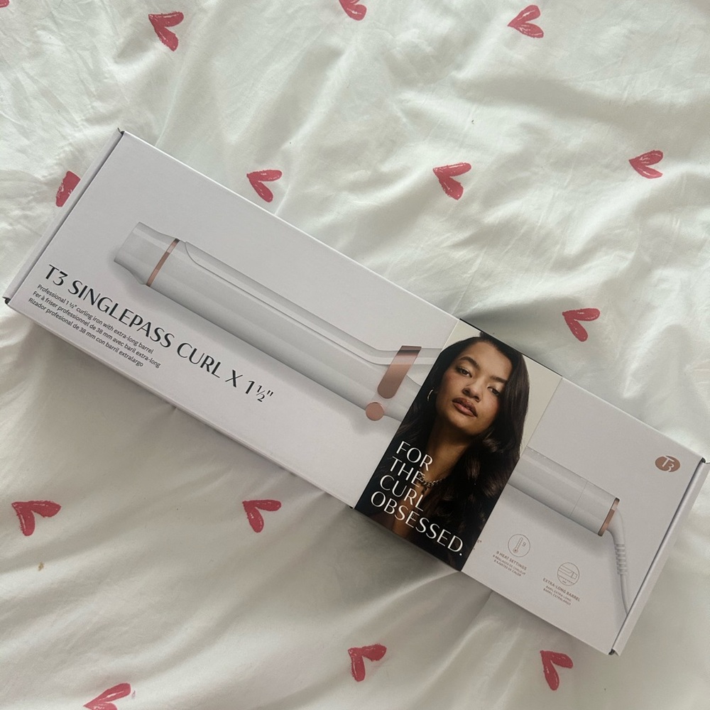 T3 SinglePass Curl 1.5" Curling Iron in White and Rose Gold